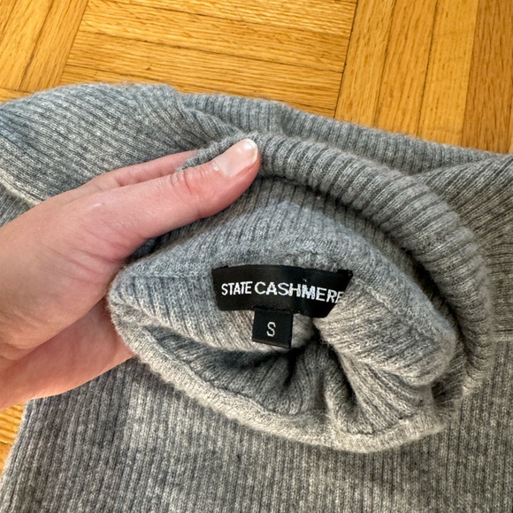 Slim Ribbed Cashmere Turtleneck - Picture 4 of 8